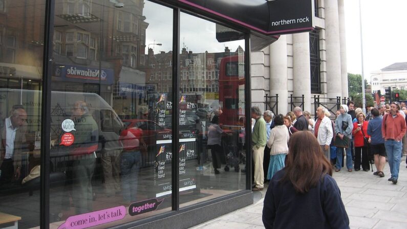 Ruée bancaire à la Northern Rock le 14 septembre 2007 - Photo d'Alex Gunningham de London, Perfidious Albion (UK plc) - Commons Wikimedia - CC BY 2.0