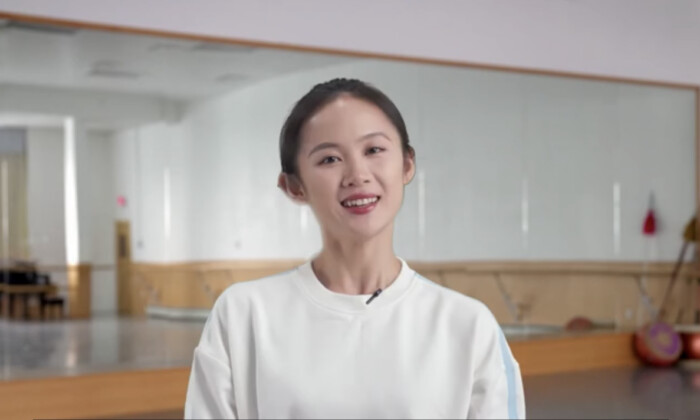 Angelia Wang, première danseuse de Shen Yun Performing Arts, explique les différences entre le ballet et la danse classique chinoise. (Shen Yun Zhou Pin)