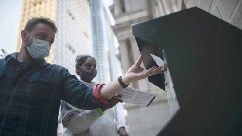 Urne de vote anticipé devant l'hôtel de ville de Philadelphie, le 17 octobre 2020. (Mark Makela/Getty Images)