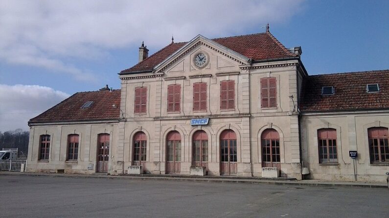 Gare de Châtillon-sur-Seine, côté place. (Photo Arnaud Guyon, CC BY-SA 3.0)