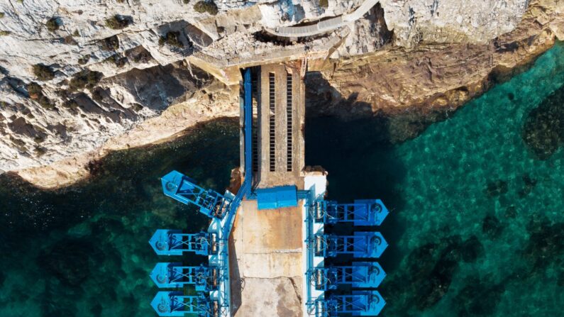 Grâce au va-et-vient continu des vagues, les flotteurs installés en bord de mer, activent des pompes hydrauliques. (Photo : Eco Wave Power - Facebook)