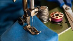 Dans la Somme, Mauricette, 83 ans, apprend la couture aux enfants de l’école de sa commune