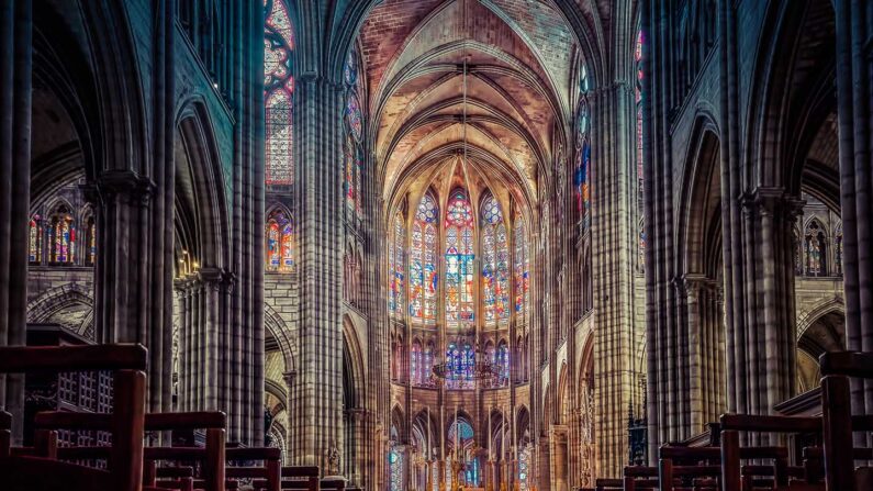 L'abbé Suger a soigneusement combiné des éléments architecturaux provenant des styles de différentes régions françaises pour créer un style radicalement nouveau, le gothique. La photo montre la nef de la basilique de Saint-Denis, en regardant vers le chœur. (Capture11Photography/Shutterstock)