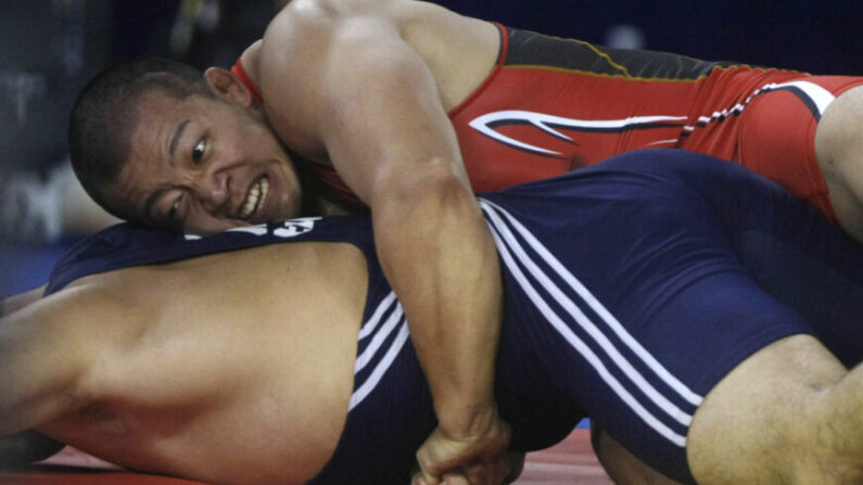 Katsuya Kitamura (en haut) du Japon rivalise avec Azamat Erkimbaev du Kirghizistan lors des quarts de finale de la lutte gréco-romaine masculine de 96 kg aux 16e Jeux asiatiques à Guangzhou, le 22 novembre 2010. (Menahem Kahana/AFP via Getty Images)