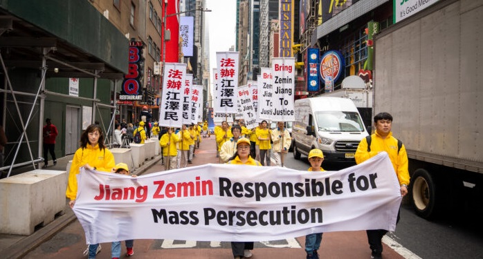 Défilé de pratiquants de Falun Gong  à New York, le 13 mai 2022. (Samira Bouaou/Epoch Times)