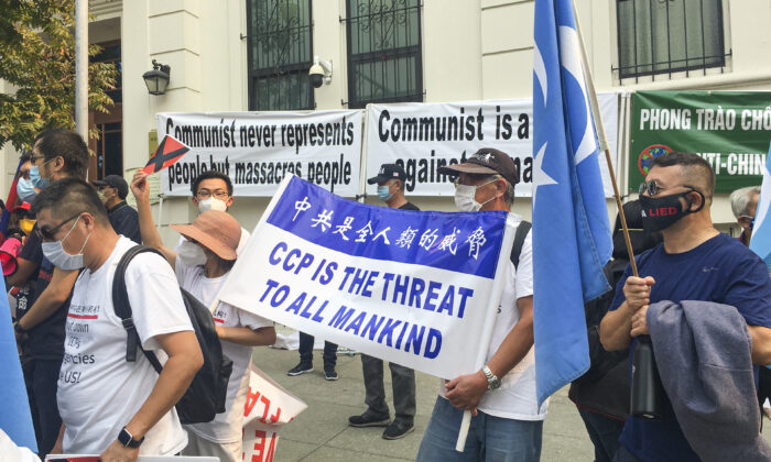 Des banderoles sont affichées au consulat de Chine à San Francisco pour condamner le Parti communiste chinois lors de la fête nationale chinoise, le 1er octobre 2020. (Ilene Eng/Epoch Times)