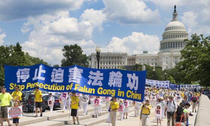 Défilé de pratiquants de Falun Gong sur la colline du Capitole à Washington, le 17 juillet 2014 pour mettre fin à la persécution en Chine. (Jim Watson/AFP via Getty Images)


