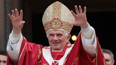 Le pape François annonce que Benoît XVI est « gravement malade »