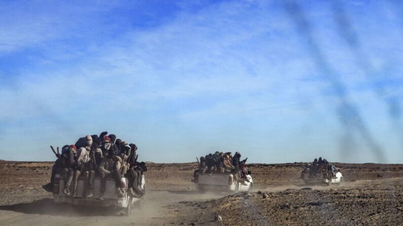 Plusieurs groupes de migrants, le 15 janvier 2019, au nord du Niger. (Photo: SOULEYMANE AG ANARA/AFP via Getty Images)