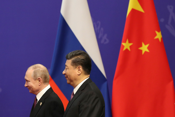 Le président russe Vladimir Poutine et son homologue chinois Xi Jinping se sont réunis pour une discussion via vidéoconférence, le 30 décembre 2022. (Photo : Kenzaburo Fukuhara - Pool/Getty Images)