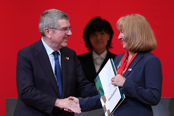 Thomas Bach, président du Comité international olympique, et Susanne Lyons, le Comité olympique et paralympique américain.     (Photo : BEHROUZ MEHRI/AFP via Getty Images)