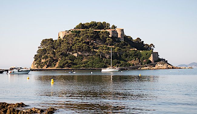 Le Fort de Bregancon, à Bormes-les-Mimosas dans le Var.      (Photo : CLEMENT MAHOUDEAU/AFP via Getty Images)