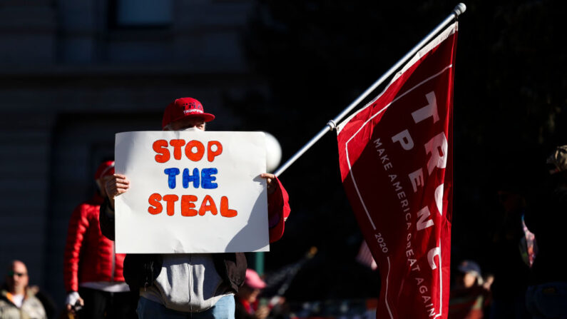 Rassemblement sur les marches du Capitole de l'État du Colorado pour protester contre la certification de l'élection, le 6 janvier 2021 à Denver (Michael Ciaglo/Getty Images)