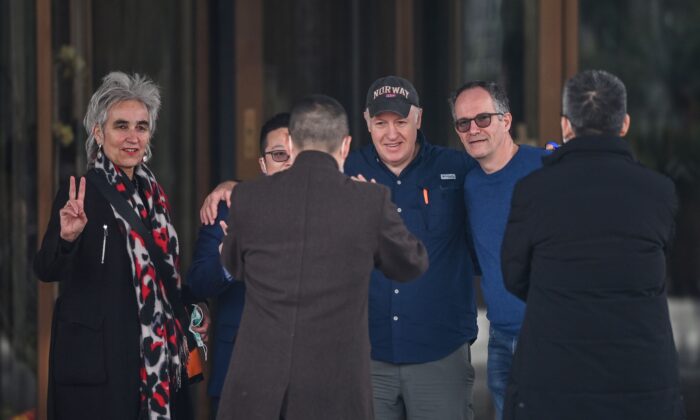 Les membres de l'équipe de l'OMS Marion Koopmans (à g.), Peter Daszak (3e à dr.) et Peter Ben Embarek (2e à dr.) posent pour une photo à Wuhan, dans la province chinoise du Hubei, le 10 février 2021. (Hector Retamal/AFP via Getty Images)