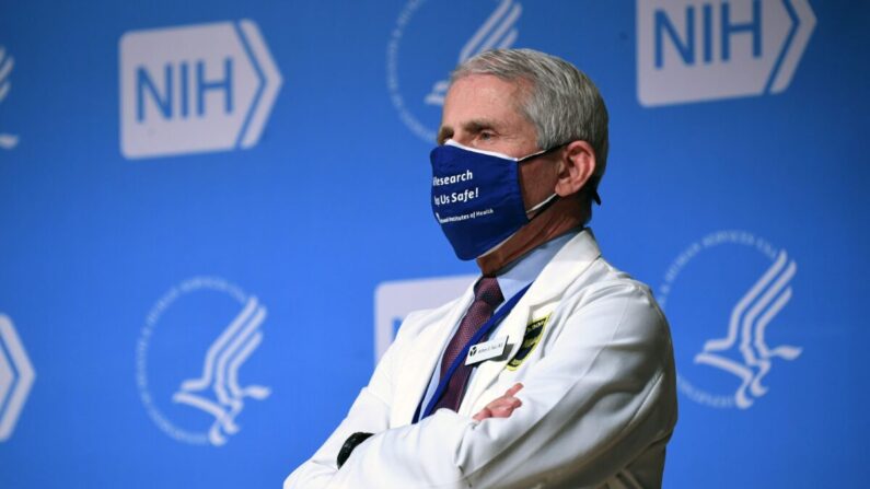 Le Dr Anthony Fauci, directeur du NIAID (National Institute of Allergy and Infectious Diseases / Institut national des allergies et des maladies infectieuses), écoute le président Joe Biden (hors de la photo) s'exprimer lors d'une visite aux National Institutes of Health (NIH)/ Instituts américains de la santé à Bethesda, Md, le 11 février 2021. (Saul Loeb/AFP via Getty Images)