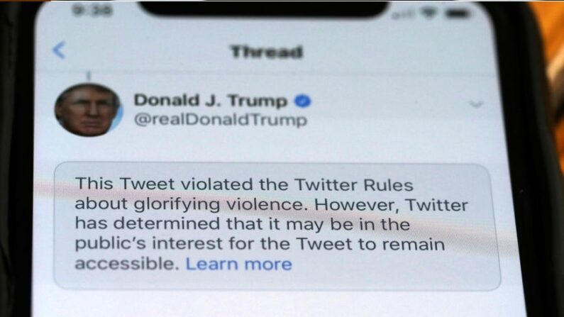 Notification sur un tweet de Donald Trump qui, selon la plateforme, a violé la politique de Twitter, le 29 mai 2020 (Justin Sullivan/Getty Images)