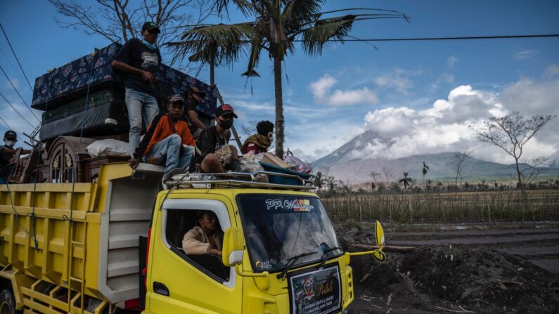 Des villageois fuient le village de Curah Kobokan à Lumajang le 10 décembre 2021, après l'éruption meurtrière du Mont Semeru le 4 décembre 2021. (Photo : JUNI KRISWANTO/AFP via Getty Images)