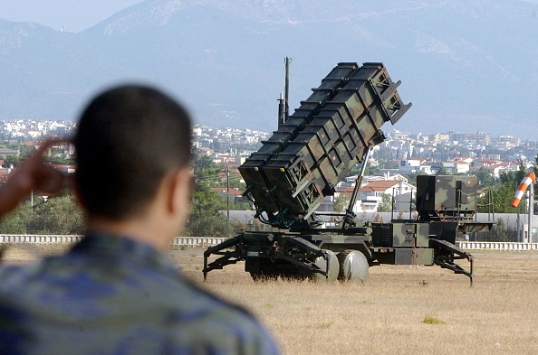 Missiles anti-aériens Patriot déployés dans un aéroport militaire d'Athènes, le 27 juillet 2004. (Photo : STR/AFP via Getty Images)