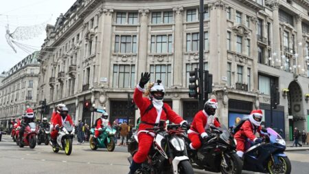 Nancy: 400 motards défilent en costume de Père Noël pour les enfants hospitalisés