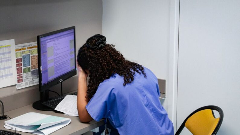 Photo d'illustration - Une infirmière travaille dans le service de soins intensifs de l'hôpital Antoine-Béclère AP-HP à Clamart, en banlieue parisienne, le 23 décembre 2021. (Photo: GEOFFROY VAN DER HASSELT/AFP via Getty Images)