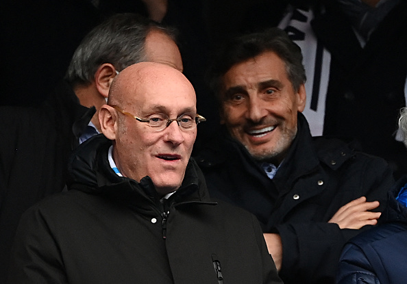 Le président de la Fédération française de Rugby (FFR) Bernard Laporte et l'homme d'affaires et président du club de rugby de Montpellier Mohed Altrad au match international de rugby des Six Nations entre la France et l'Italie au Stade de France, à Saint-Denis,  le 6 février 2022. (Photo : FRANCK FIFE/AFP via Getty Images)