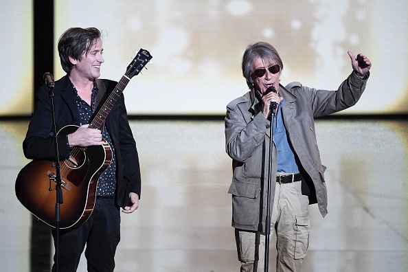 Le chanteur Jacques Dutronc en tournée avec son fils Thomas.  (Photo : BERTRAND GUAY/AFP via Getty Images)