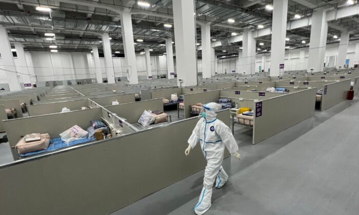 Hôpital de fortune pour les patients atteints du Covid-19, à Shanghai, le 7 avril 2022. (STR/AFP via Getty Images)