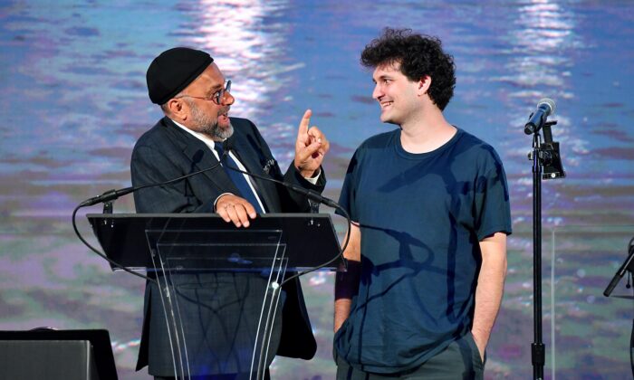 Harry Adjmi et Sam Bankman-Fried sur scène lors du premier gala annuel Moonlight au profit de CARE - Children With Special Needs - organisé par Michael Cayre, Roy Nachum et MegaMoon Museum à la Casa Cipriani à New York City le 23 juin 2022 (Craig Barritt/Getty Images for CARE For Special Children)