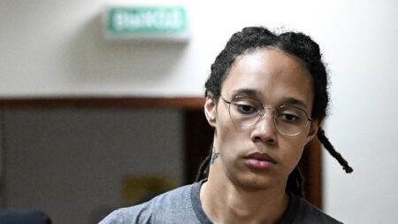 La basketteuse Brittney Griner libérée lors d’un échange de prisonniers entre Moscou et Washington