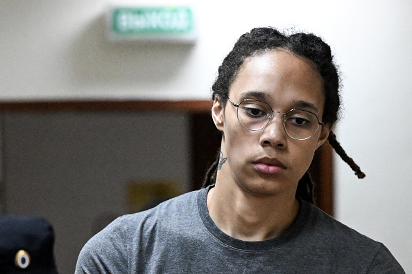 La basketteuse américaine Brittney Griner accusée de possession illégale de cannabis, arrive à une audience au tribunal de Khimki, dans les environs de Moscou, le 4 août 2022.  (Photo : KIRILL KUDRYAVTSEV/AFP via Getty Images)