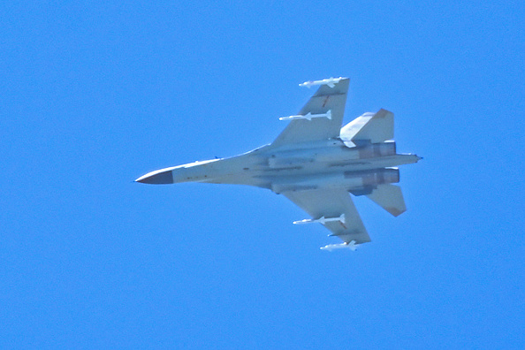 Un avion militaire chinois survole l'île de Pingtan, l'un des points de la Chine continentale les plus proches de Taïwan, dans la province de Fujian, le 5 août 2022. (Photo : HECTOR RETAMAL/AFP via Getty Images)