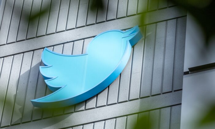 Le logo de Twitter du siège social à San Francisco, le 28 octobre 2022. (CONSTANZA HEVIA/AFP via Getty Images)