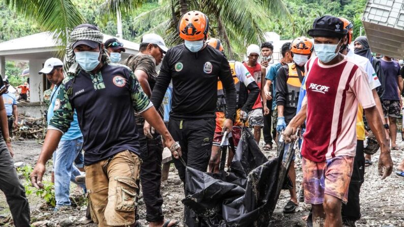 Des sauveteurs transportent un cadavre sur un sac mortuaire à Datu Odin Sinsuat, dans le sud des Philippines, le 29 octobre 2022. (Photo: FERDINANDH CABRERA/AFP via Getty Images)