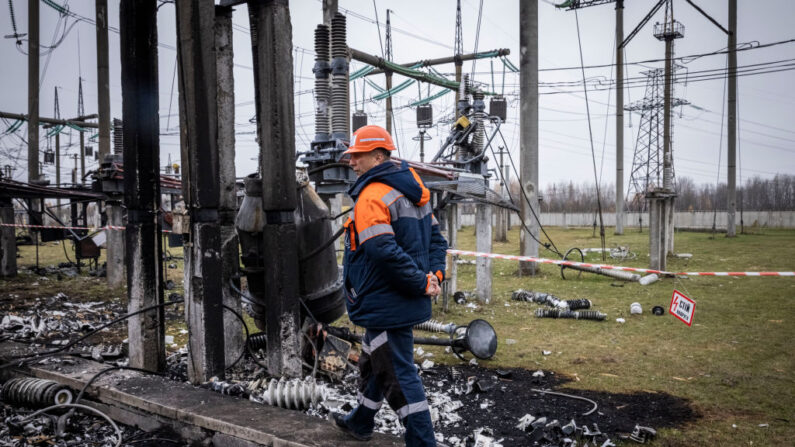 Un ouvrier marche près d'un poste de commutation haute tension partiellement détruit, le 10 novembre 2022, dans le centre de l'Ukraine. (Photo: Ed Ram/Getty Images)