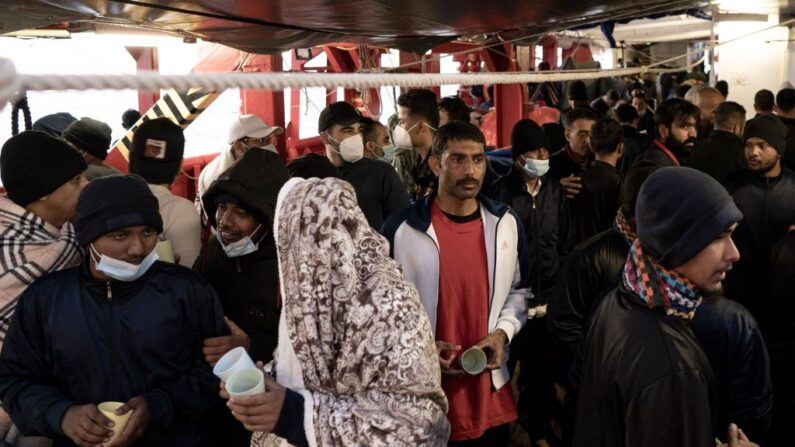 Photo d'illustration - Des migrants se préparent à débarquer de l'Ocean Viking à Toulon, le 11 novembre 2022. (Photo: VINCENZO CIRCOSTA/AFP via Getty Images)