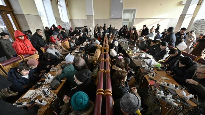 Des habitants de Kherson rechargent leur téléphone à la gare de la ville, le 19 novembre 2022. (Photo: GENYA SAVILOV/AFP via Getty Images)