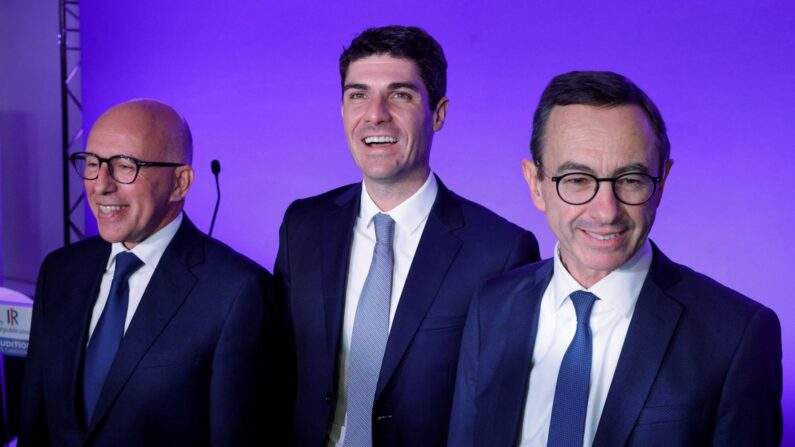 Éric Ciotti, Aurélien Pradié et Bruno Retailleau, alors candidats à la présidence du parti LR, posaient après une audition devant le conseil national du parti à Paris le 26 novembre 2022. (Photo : GEOFFROY VAN DER HASSELT/AFP via Getty Images)