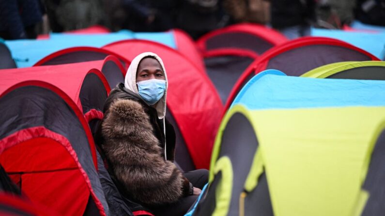 Un migrant mineur non accompagné devant le Conseil d'État, à Paris, le 2 décembre 2022. (Photo par Julie SEBADELHA / AFP) (Photo par JULIE SEBADELHA/AFP via Getty Images)