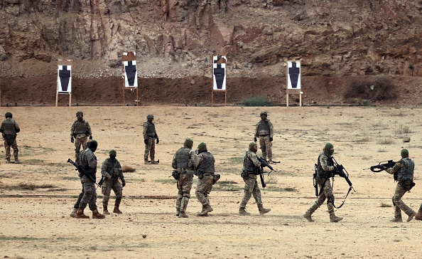 Des instructeurs militaires espagnols entraînent un groupe de soldats ukrainiens sur un champ de tir dans la base militaire espagnole de Tolède, le 2 décembre 2022.  (Photo : THOMAS COEX/AFP via Getty Images)