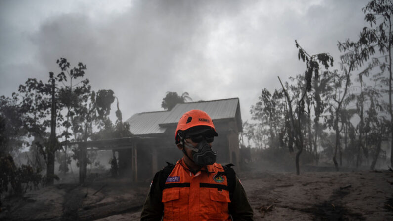 Un membre d'une équipe de recherche et de sauvetage dans le village de Kajar Kuning à Lumajang, le 5 décembre 2022. (Photo: JUNI KRISWANTO/AFP via Getty Images)