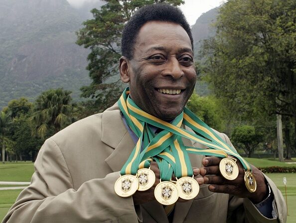 La légende du football brésilien Edson Arantes do Nascimento, surnommé "Pelé", pose avec ses six médailles de champion du Brésil le 22 décembre 2010 à Rio de Janeiro, au Brésil.(Photo : CAIO LEAL/AFP via Getty Images)