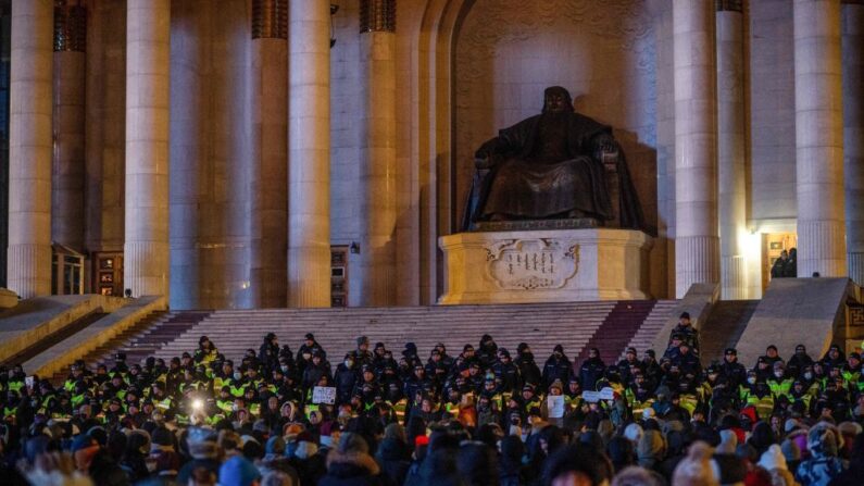 Des manifestants sur la place Sukhbaatar à Oulan-Bator, la capitale de la Mongolie, le 5 décembre 2022. (Photo: BYAMBASUREN BYAMBA-OCHIR/AFP via Getty Images)