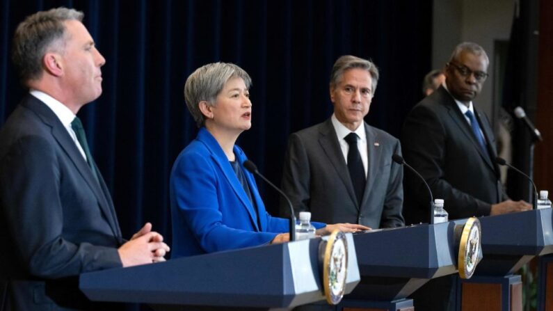 Le vice-premier ministre et ministre de la Défense australien Richard Marles (à gauche), la ministre australienne des Affaires étrangères Penny Wong (2ème à gauche), le secrétaire d'État américain Antony Blinken (2ème à droite) et le secrétaire d'État américain à la Défense Lloyd Austin à Washington, DC, le 6 décembre 2022. (Photo: SAUL LOEB/AFP via Getty Images)