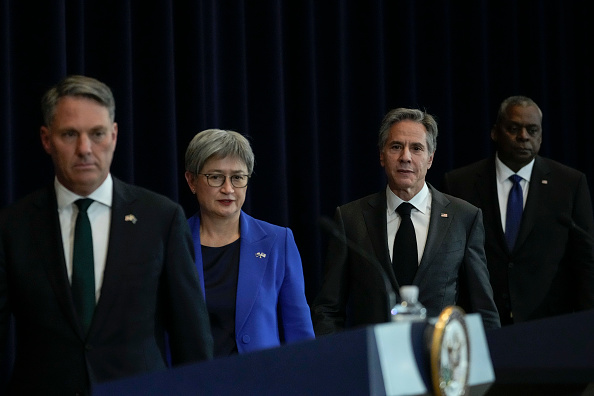 La ministre des Affaires étrangères australienne Penny Wong (2e à g.) lors d'une conférence de presse conjointe Australie-États-Unis le 6 décembre 2022 à Washington DC.  (Photo Drew Angerer/Getty Images)