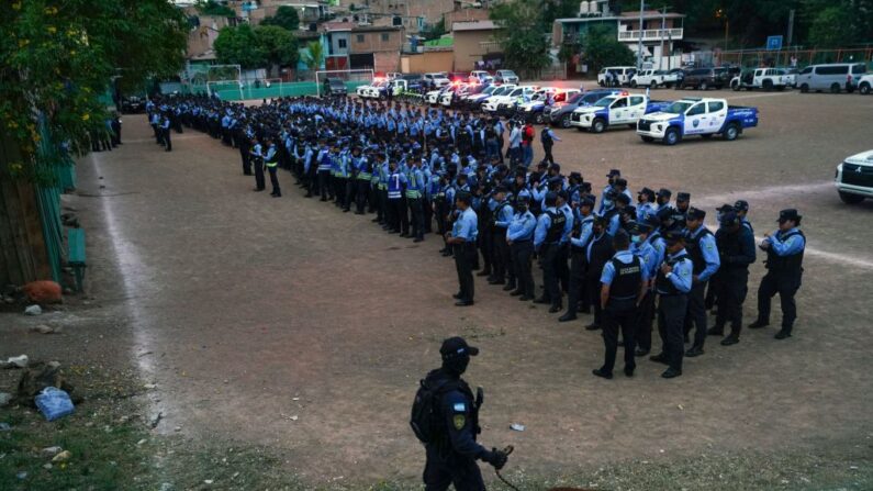 Des membres de la police militaire de l'ordre public (PMOP) se préparent lors d'une opération spéciale contre les gangs criminels, à Tegucigalpa, le 6 décembre 2022. (Photo: JOHNY MAGALLANES/AFP via Getty Images)