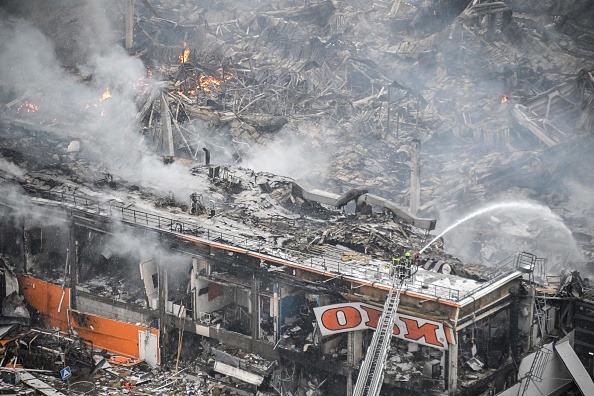 Les pompiers russes luttent contre un gigantesque incendie au centre commercial et de divertissement Mega Khimki, dans la banlieue nord de Moscou, le 9 décembre 2022. (Photo : ALEXANDER NEMENOV/AFP via Getty Images)