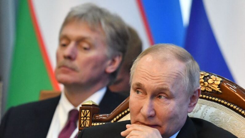 Vladimir Poutine et le porte-parole du Kremlin, Dmitri Peskov. (Photo: VYACHESLAV OSELEDKO/AFP via Getty Images)