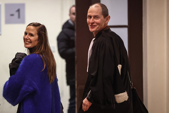 Pierre Monville (à droite), avocat de l'assistant parlementaire de l'UE Francesco Giorgi, et Barbara Huylebroek (à gauche), avocate du directeur de l'ONG "No Peace Without Justice" Niccolo Figa-Talamanca, sortent de la salle d'audience le 14 décembre 2022 au palais de justice de Bruxelles. (Photo : SIMON WOHLFAHRT/AFP via Getty Images)