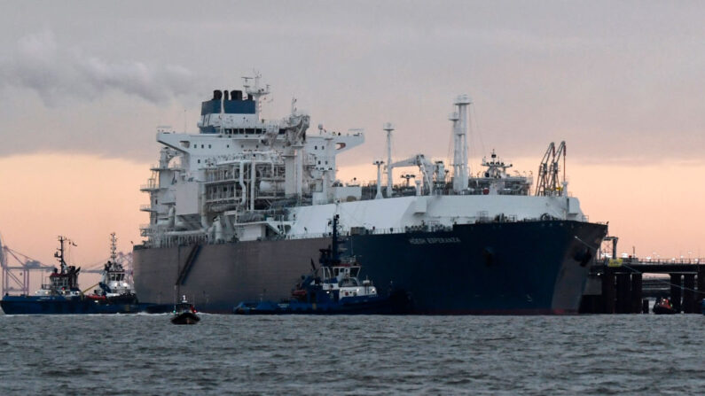 Le navire "Hoegh Esperanza" accoste au terminal de gaz naturel liquéfié (GNL) du port de Wilhelmshaven, le 15 décembre 2022. (Photo: FABIAN BIMMER/POOL/AFP via Getty Images)