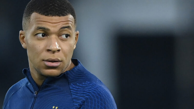 Kylian Mbappé participe à une séance d'entraînement à Doha, le 17 décembre 2022, à la veille du match de la finale de la Coupe du monde de football Qatar 2022 entre l'Argentine et la France. (Photo : FRANCK FIFE/AFP via Getty Images)